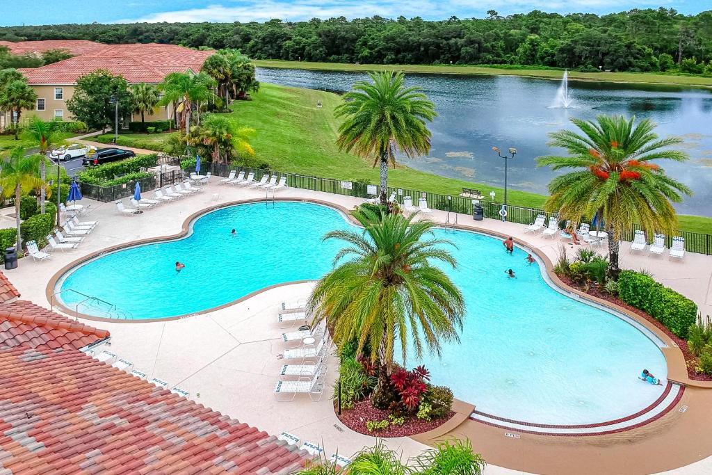 7 Oakwater Resort Swimming Pool overlooking Lake